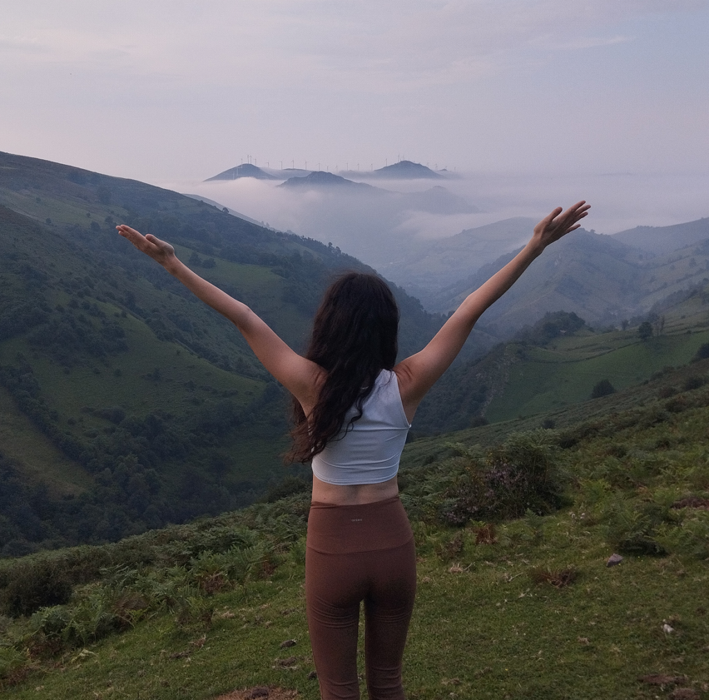 mujer practicando yoga en las montañas